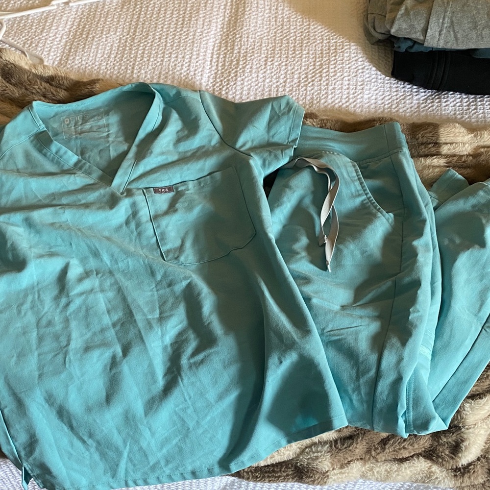 Figs Aqua Scrub Ensemble (Catarina xs top/small petite Zamora bottoms)